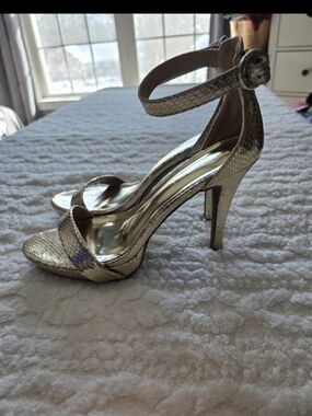 Report Lorenna Gold Metallic Snakeskin Heels Size 8.5